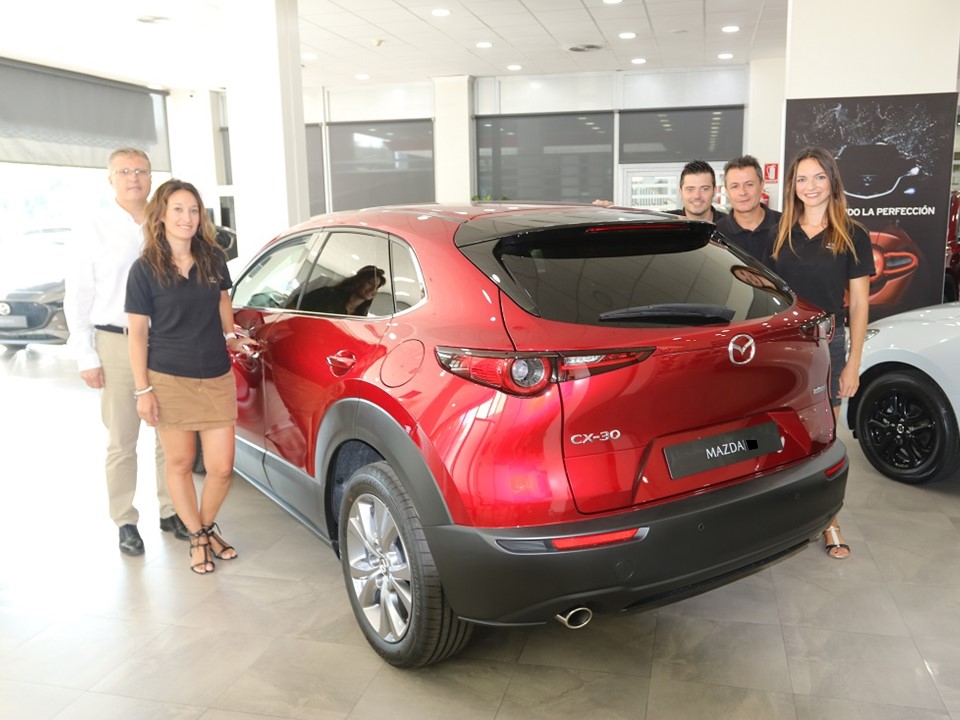 Vicente Talamantes (de blanco), gerente de Mazda Almenar, recibió el nuevo Mazda CX-30 junto a parte del equipo comercial