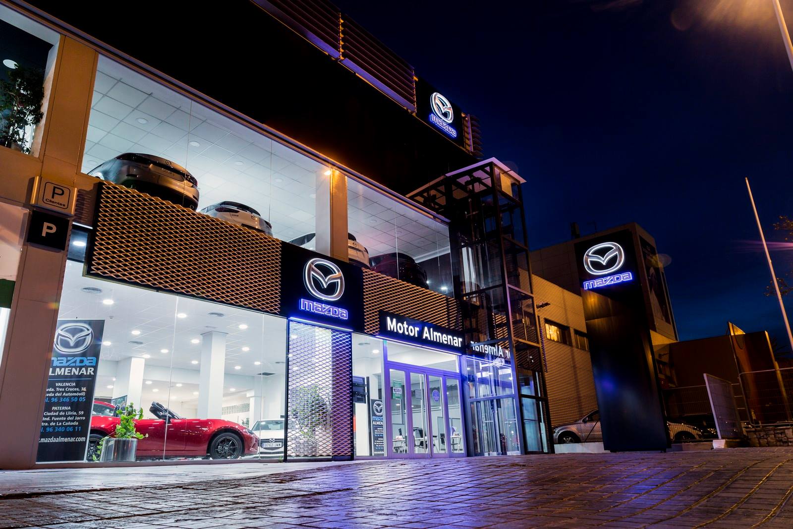 Centro de Mazda Almenar en la Av. Tres Cruces de Valencia.